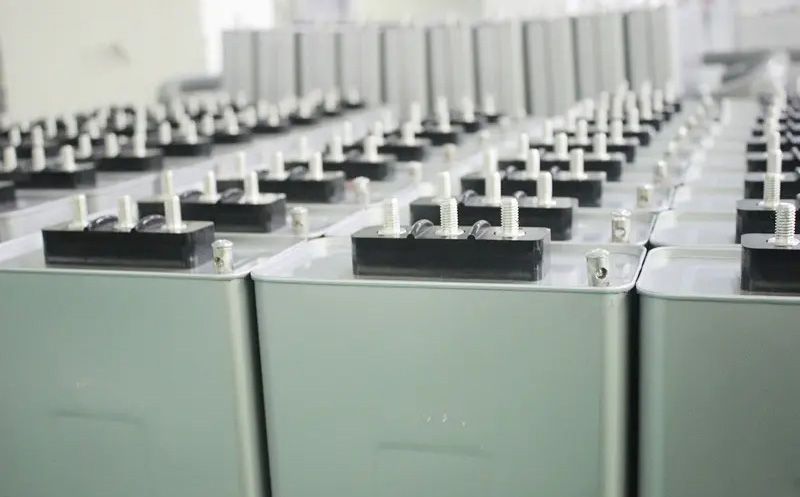 電力電容器組接線應遵循哪些原則？